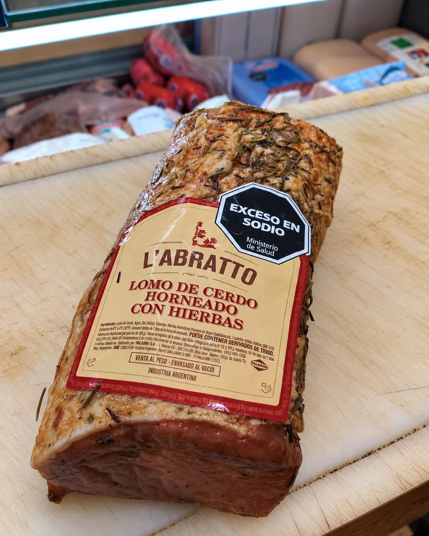 Lomo de cerdo con hierbas sobre una tabla